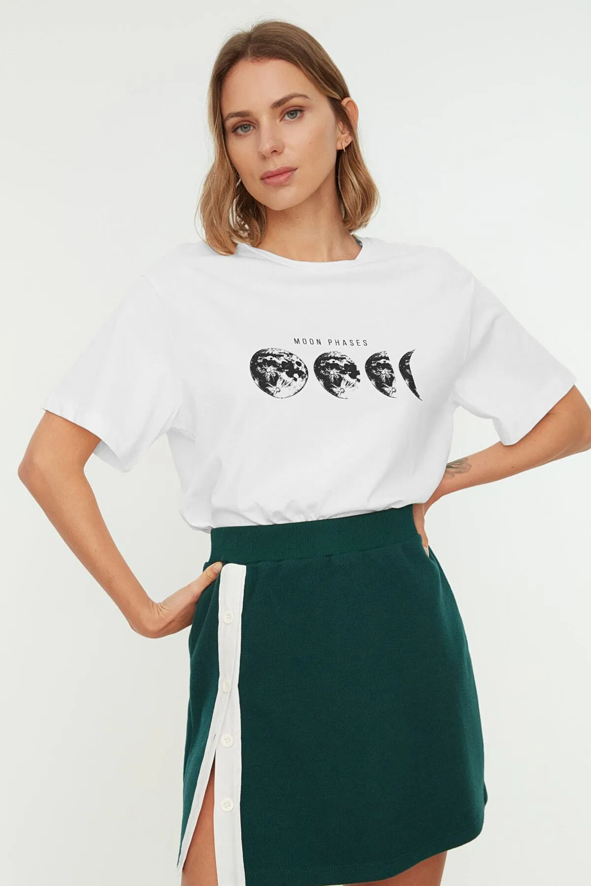 Trendyol Collection  Ecrufarbenes, bedrucktes Boyfriend-Strick-T-Shirt mit Rundhalsausschnitt aus 100 % Baumwolle TWOSS20TS0245