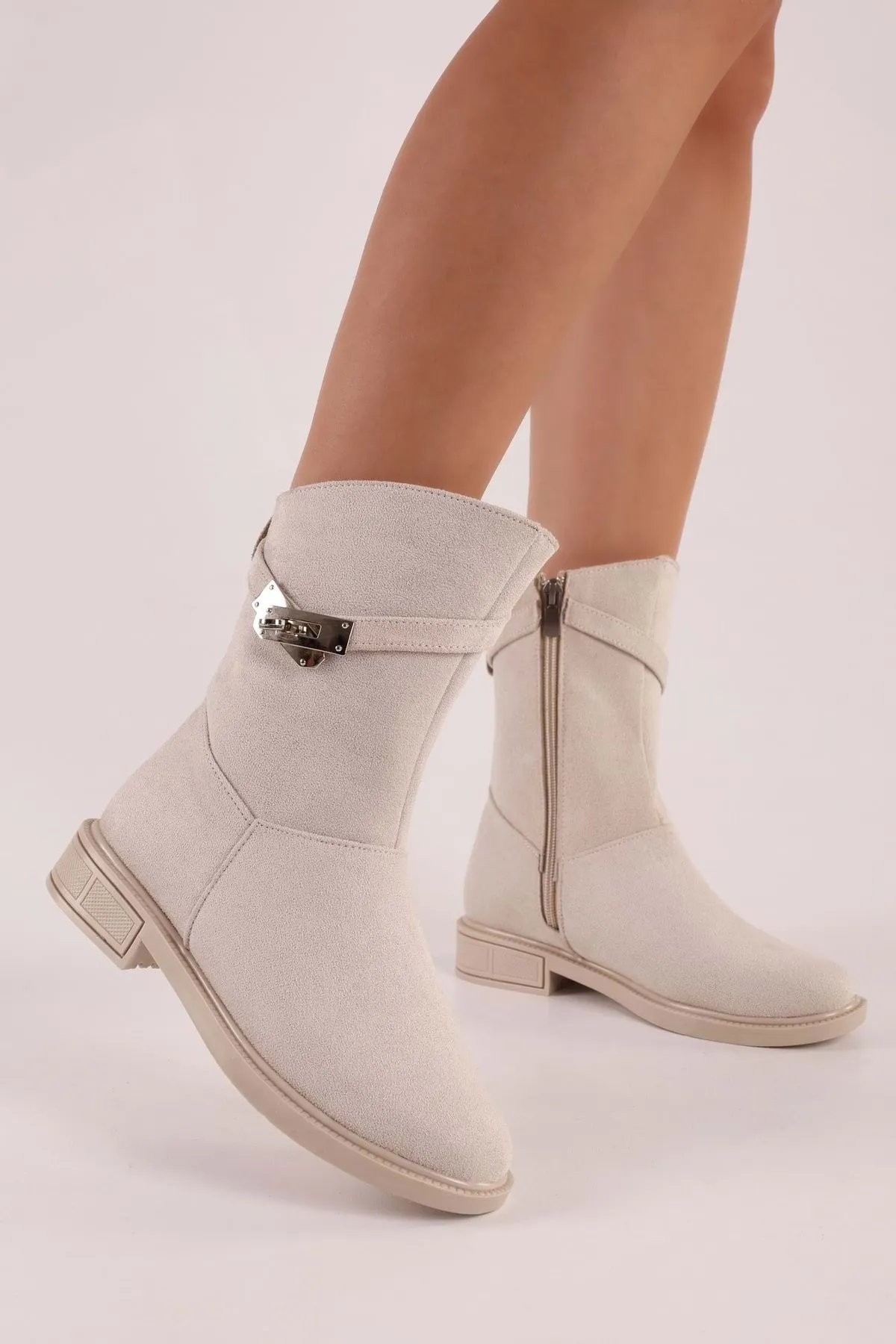 Shoeberry  Damen-Stiefel Mayslie aus beigem Wildleder mit Schnalle und flachem Absatz Beiges Wildleder