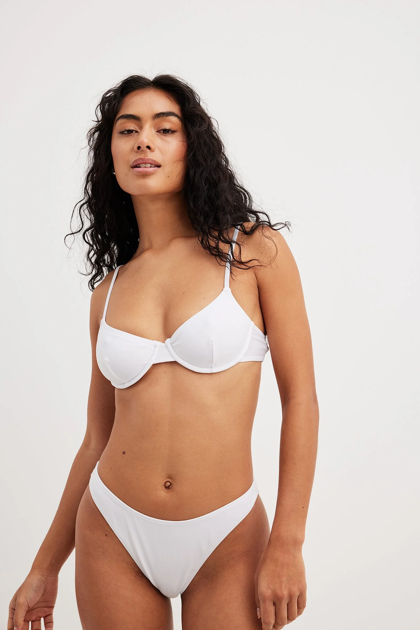 Recyceltes hochgeschnittenes Bikinihöschen