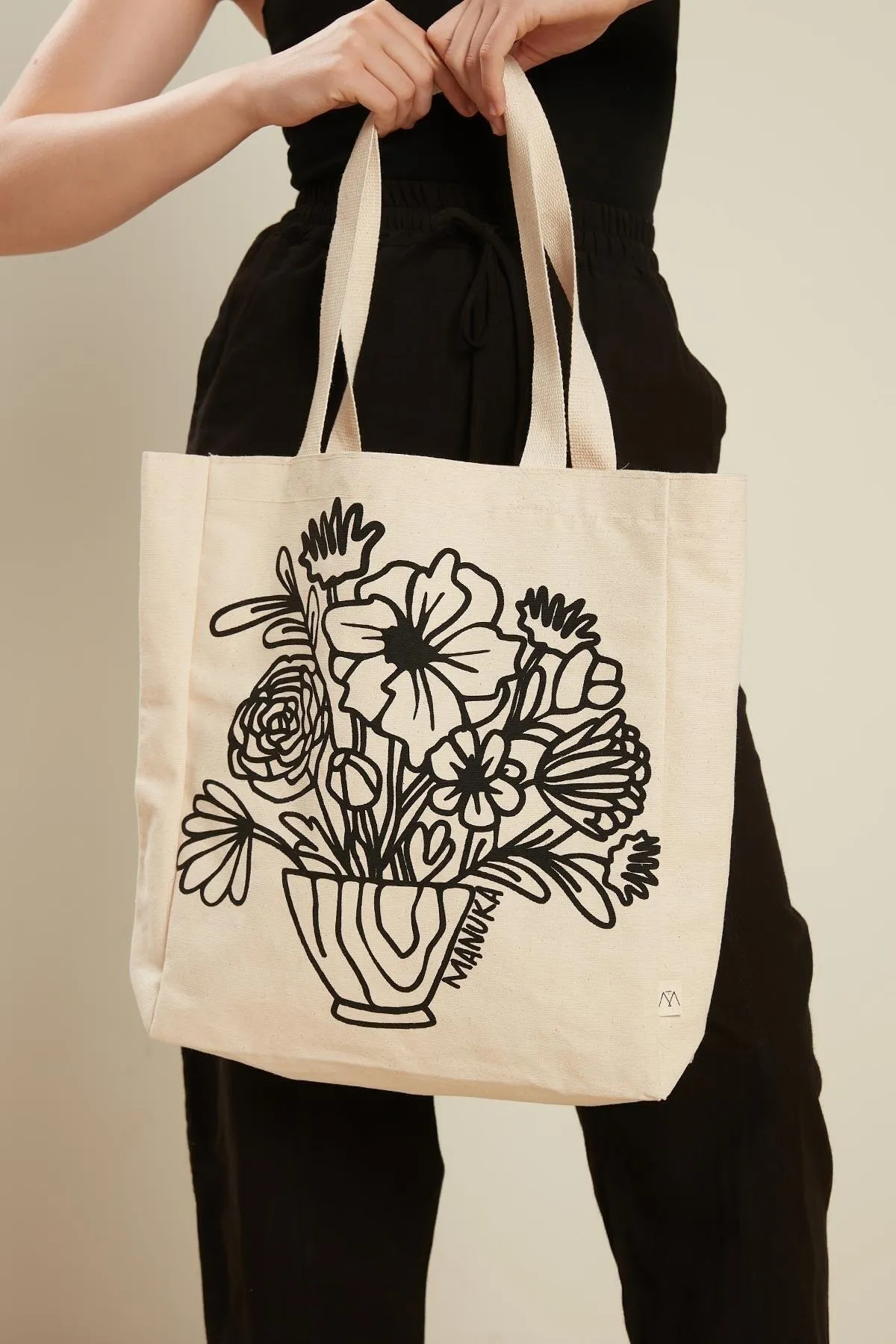 Manuka  BEDRUCKTE GÄSTESTOFFTASCHE BLUME-SCHWARZ