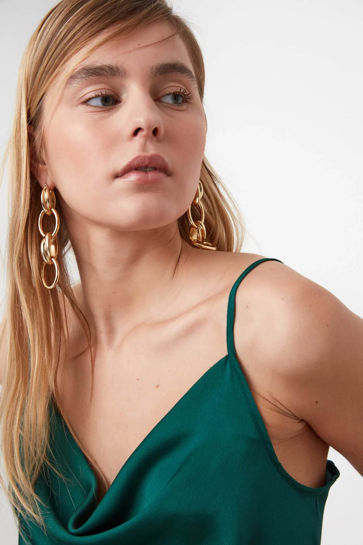 Trendyol Collection  Smaragdgrüne Satin-Webbluse mit Riemchenkragen TWOSS19BB0161