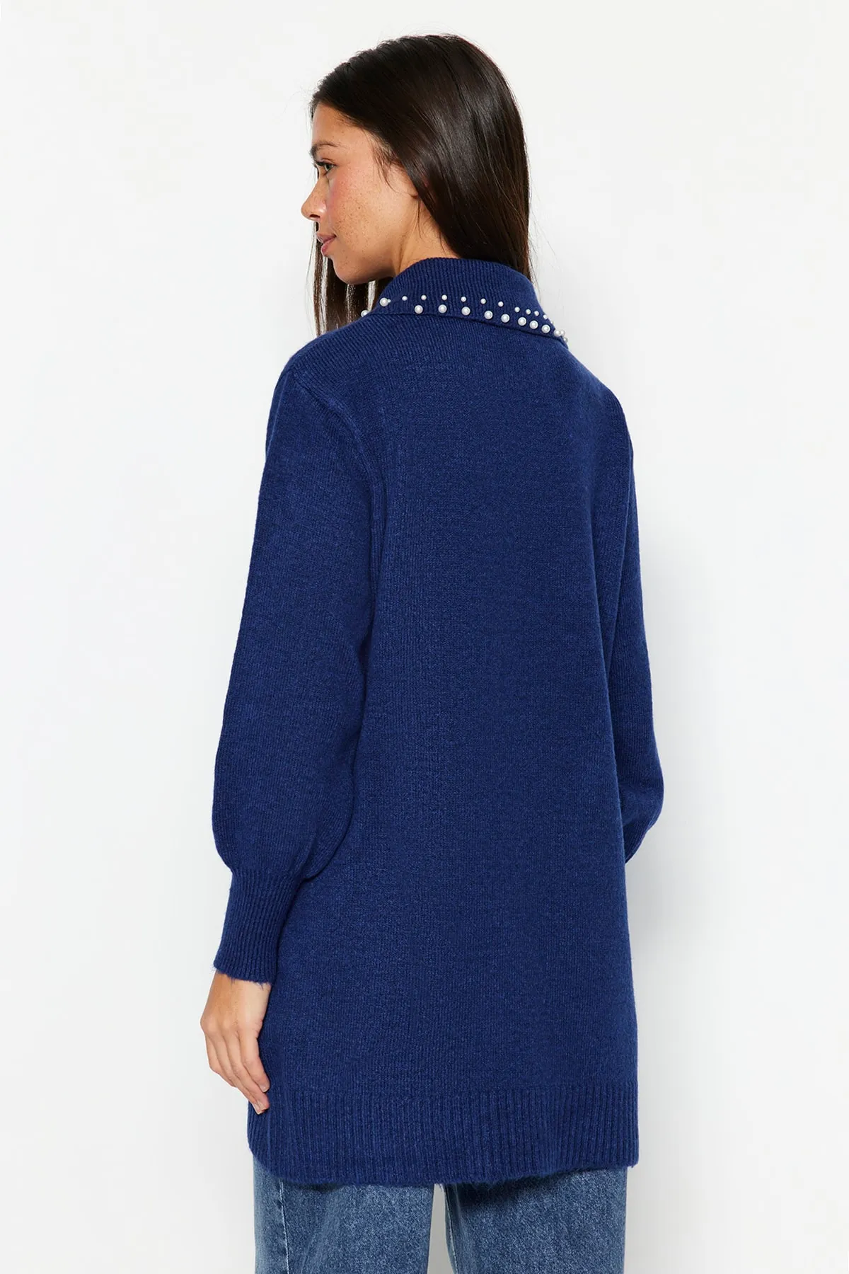 Trendyol Modest  Marineblauer Babykragen-Pullover aus weichem Strick mit Perlenmuster TCTAW22AK0238