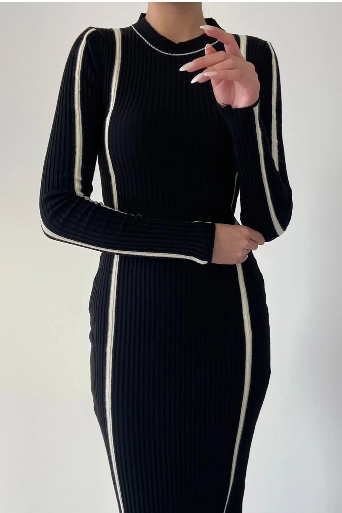 lovebox  Schwarzes Midikleid aus dehnbarem Strickstoff mit Streifenmuster und Rundhalsausschnitt, langen Ärmeln, 188