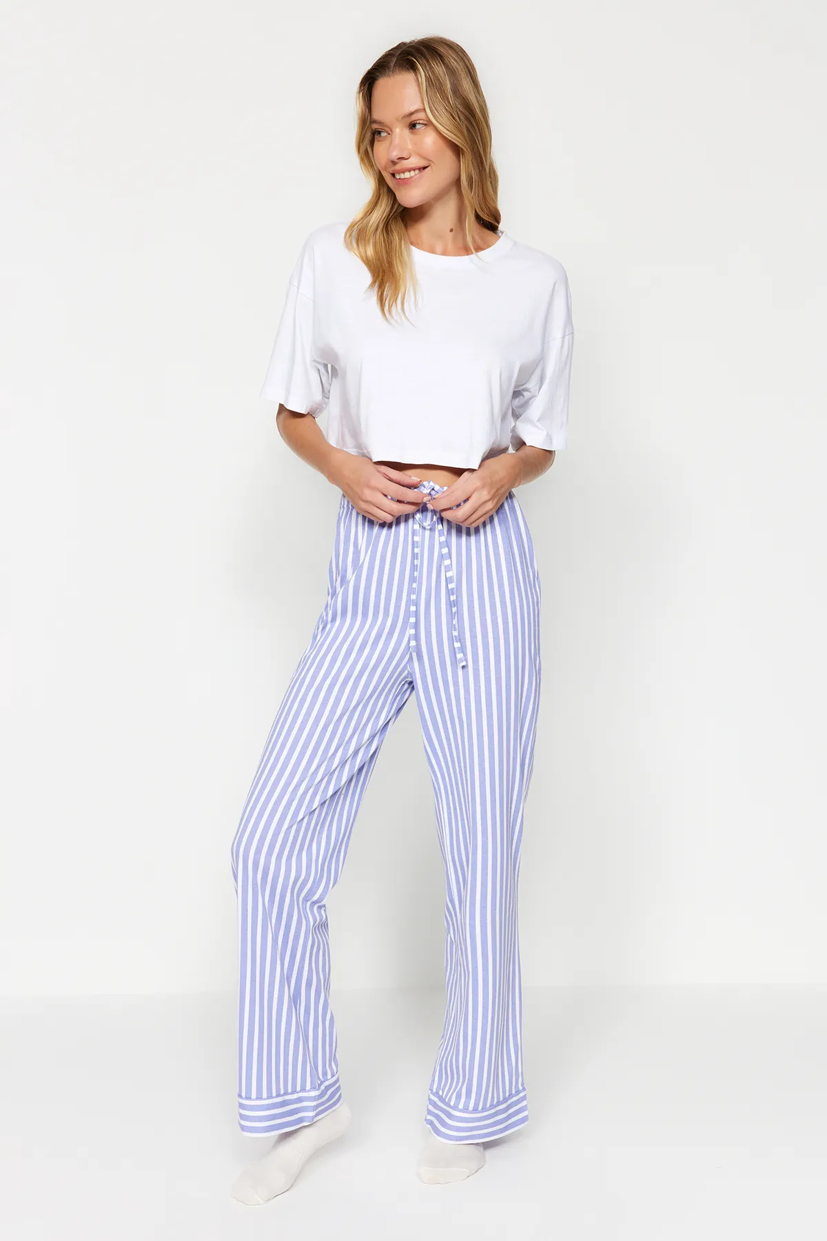 Trendyol Collection  Weiß-blaue Pyjamahose aus gestreiftem Strick, 100 % Baumwolle THMAW24PJ00001