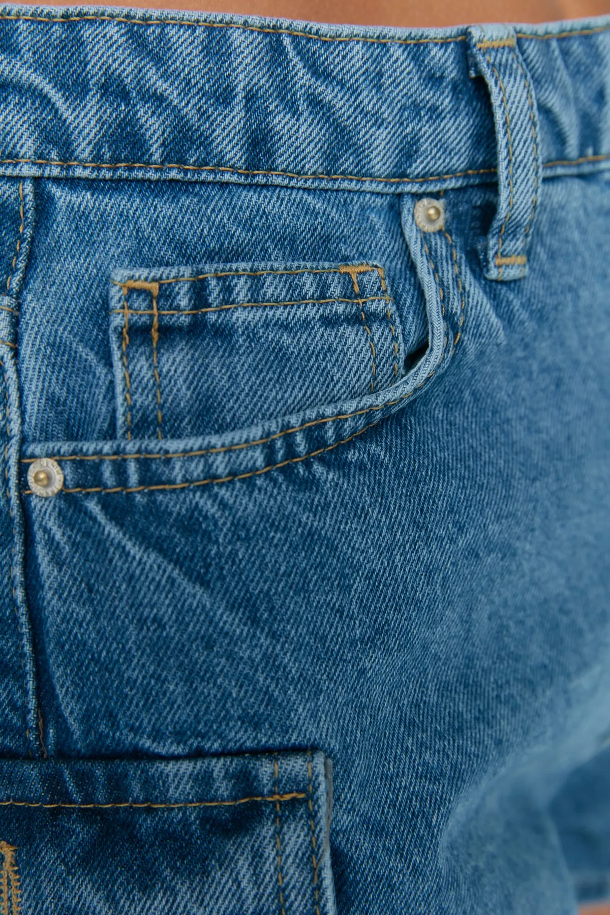 Trendyol Collection  Blaue Jeansshorts mit Cargotaschen und detaillierten Details TWOSS22SR00074