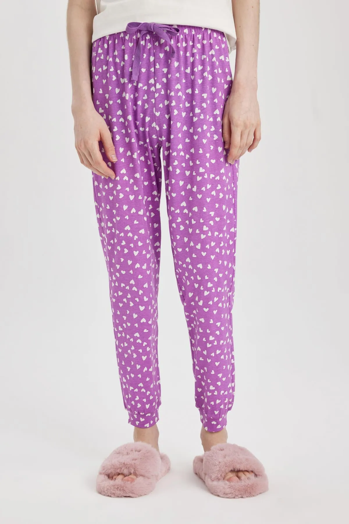 DeFacto  Lässige Pyjamahose mit Herzmuster und normaler Passform - Fall In Love B6196ax24sp