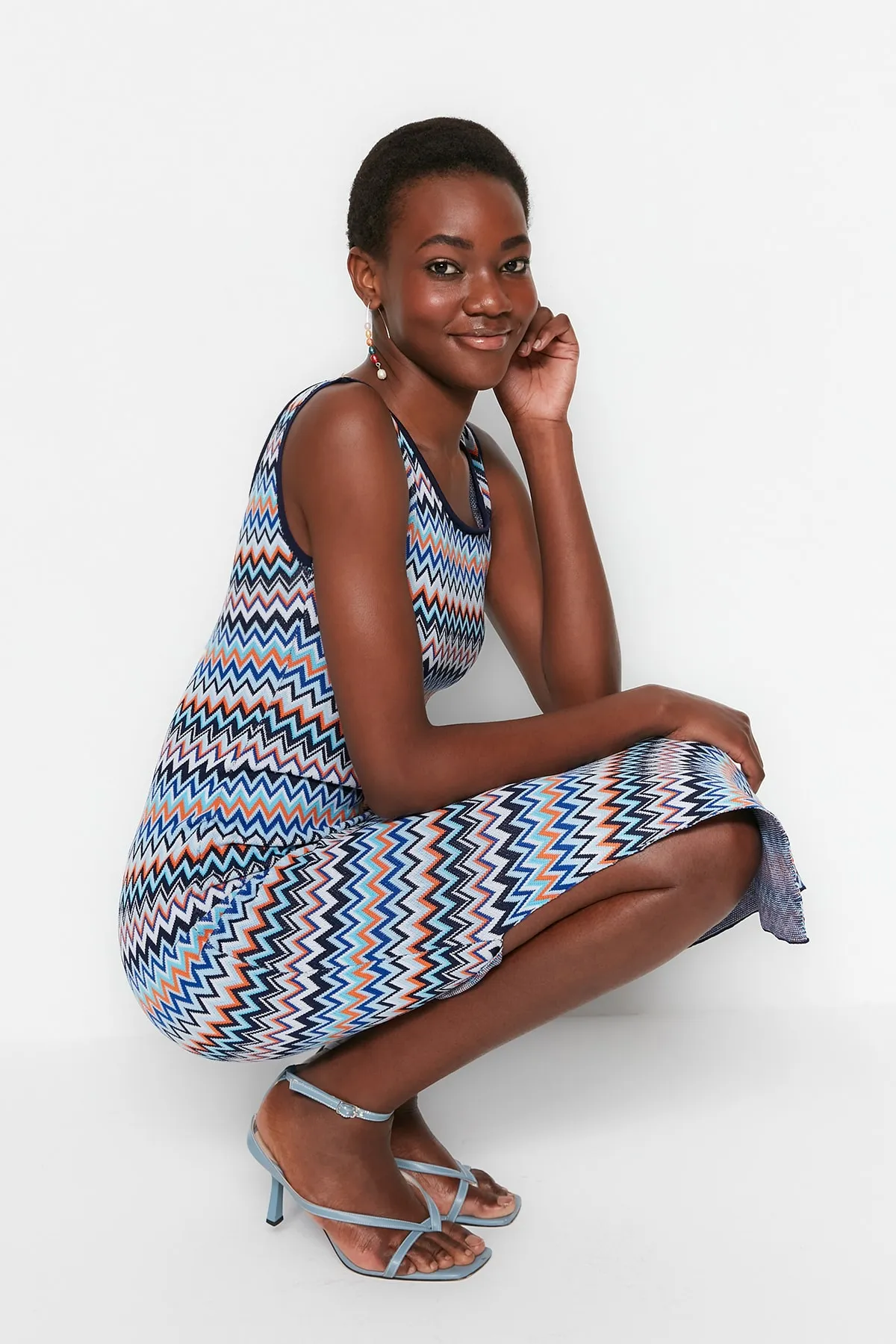 Trendyol Collection  Marineblaues Maxi-Strickkleid mit Farbblockmuster TWOSS23EL00678