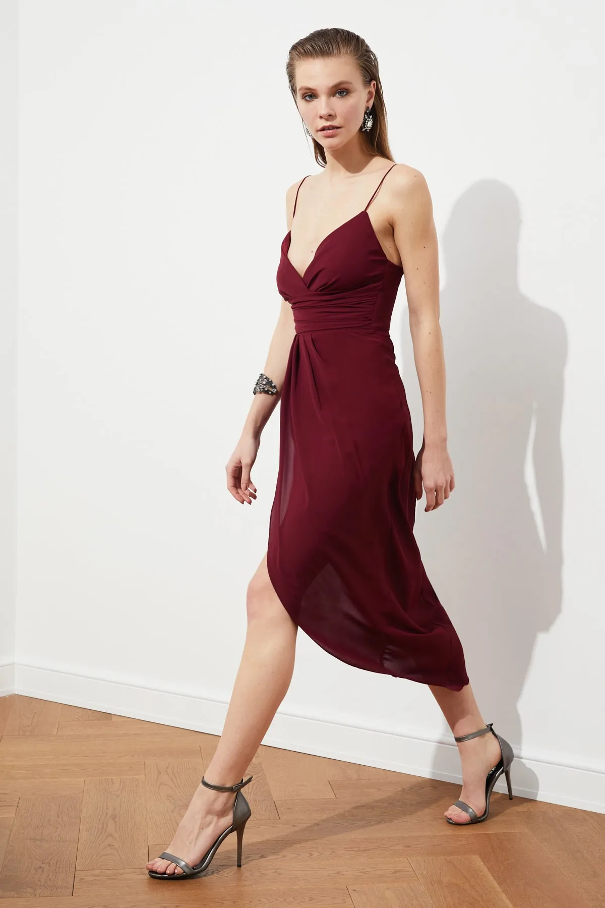 Trendyol Collection  Burgunderfarbenes, geripptes, detailliertes Abendkleid TPRSS19BB0420