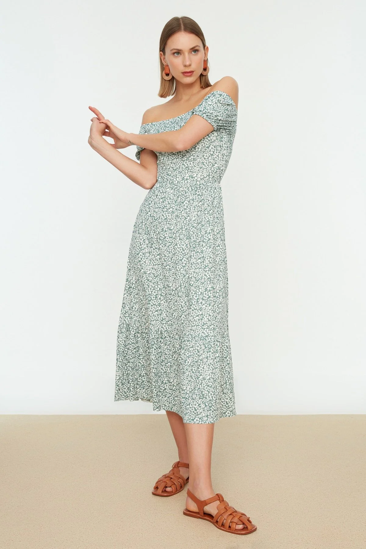 Trendyol Collection  Mintgrünes, bedrucktes Cord-Strickkleid mit Carmenkragen