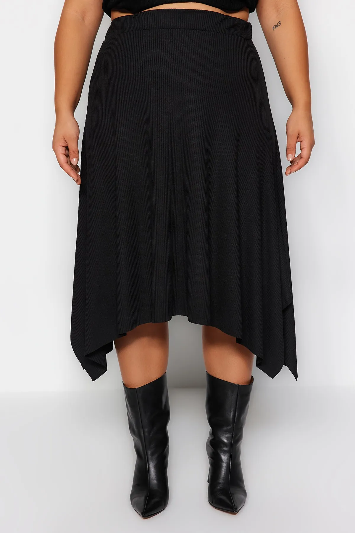 Trendyol Curve  Schwarzer asymmetrischer Strickrock TBSSS22ET0253