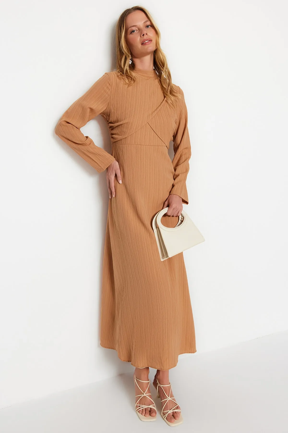 Trendyol Modest  Beiges Kleid aus Viskosegewebe mit Zweireiherkragen und Futter aus Mischgewebe TCTSS23EB00375