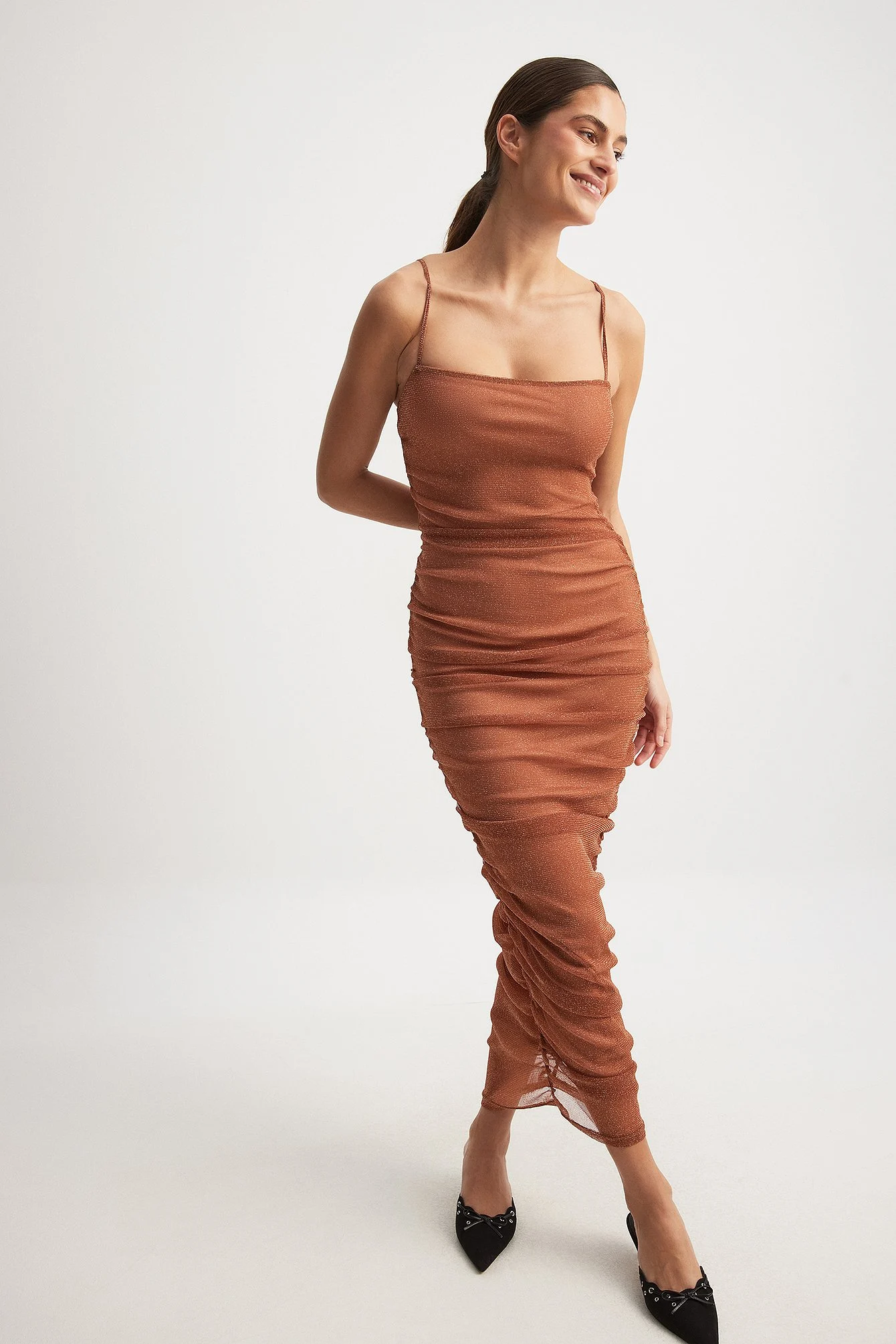 Glitzerndes Netzkleid mit Rüschen