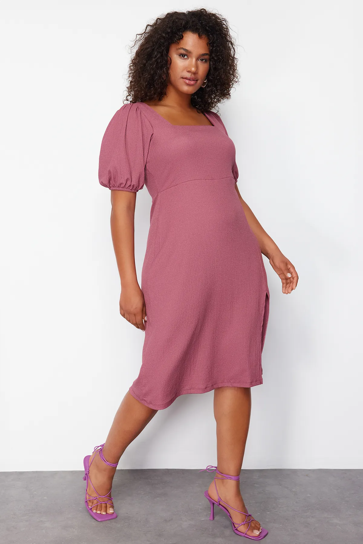 Trendyol Curve  Pflaumenfarbenes Strickkleid mit Schlitz TBBSS23AH00280