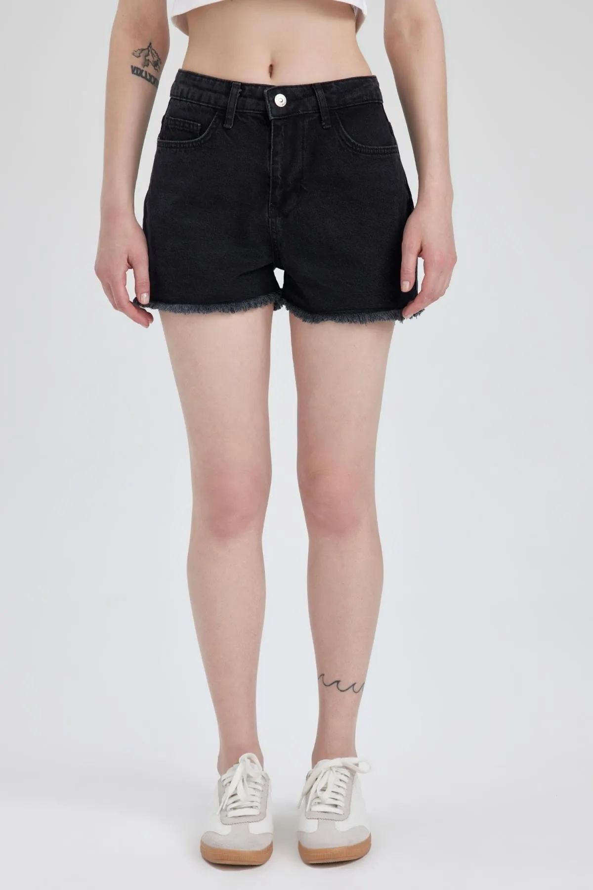 DeFacto  Jeansshorts mit normaler Taille und Cut-Out-Spitze, 100 % Baumwolle, A2602ax23sm