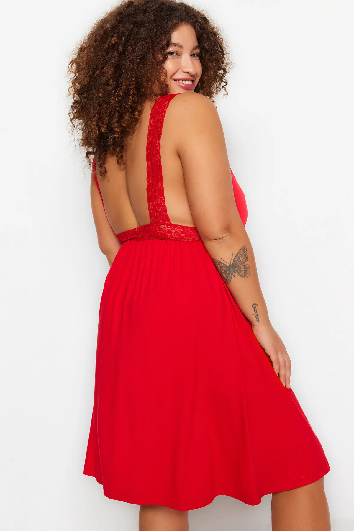 Trendyol Curve  Gestricktes Nachthemd mit roten Spitzendetails TBBAW23CH00000