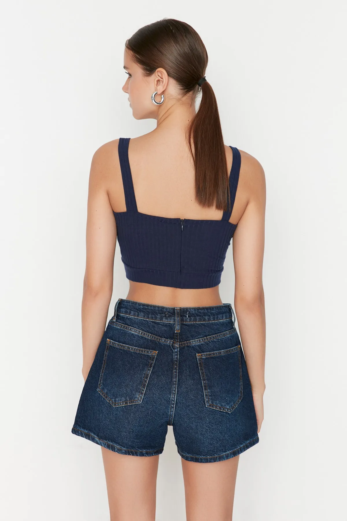 Trendyol Collection  Dunkelblaue, vorne geknöpfte Jeansshorts mit hoher Taille TWOSS22SR00112