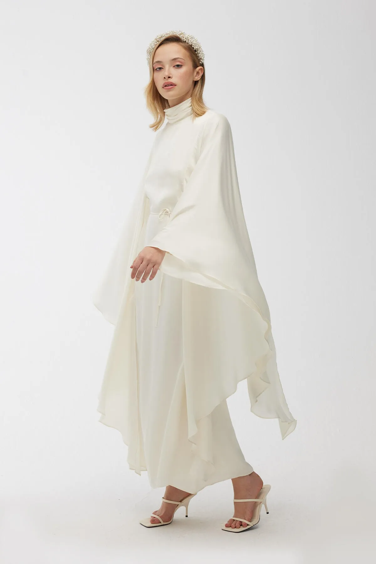 Manuka  Satin-Cape-Abendkleid Ecru