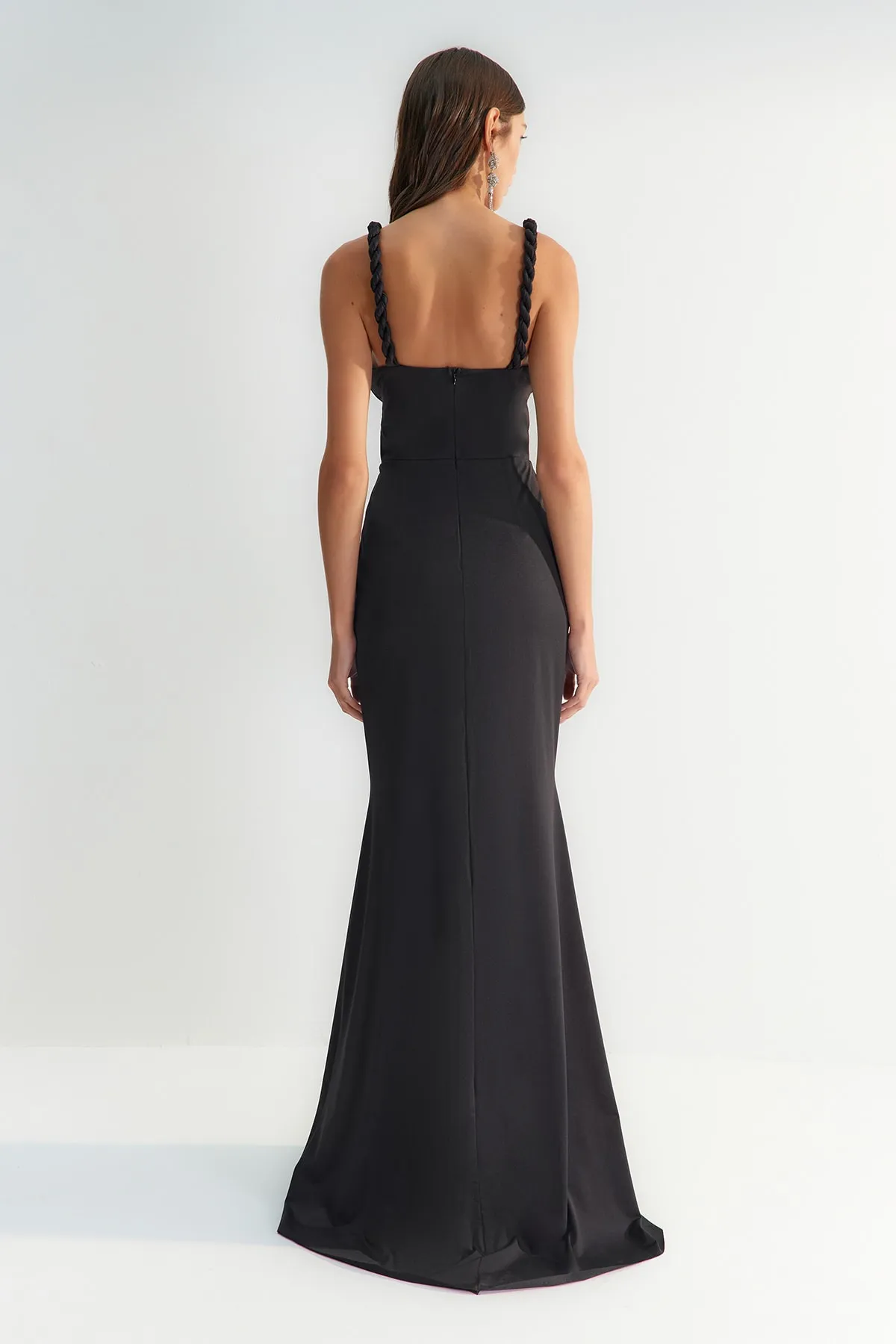 Trendyol Collection  X Zeynep Tosun Schwarzes, figurbetontes Abend- und Abschlusskleid mit tiefem V-Ausschnitt TCLSS23AE00012