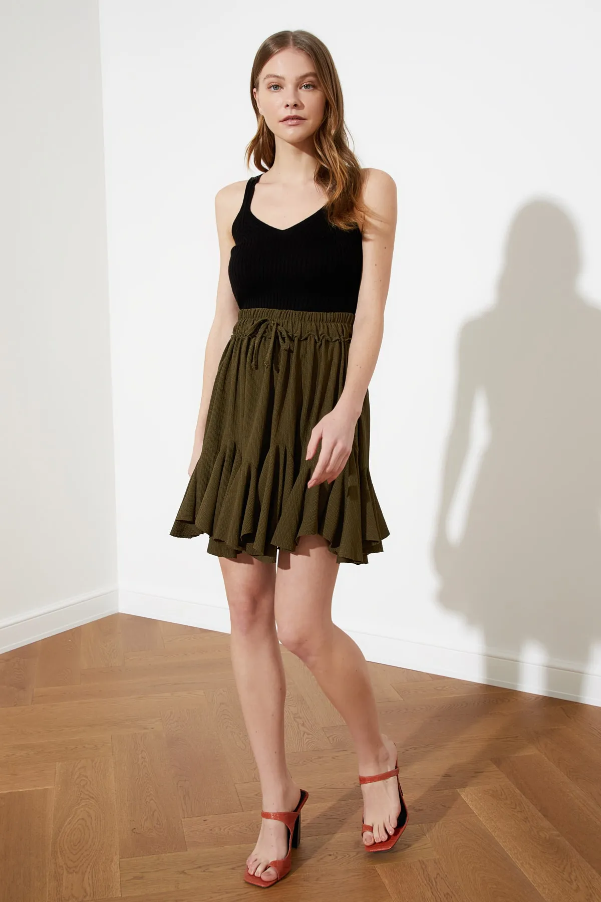 Trendyol Collection  Khakifarbener Wickelrock mit Rüschen und normaler Taille, Mini-Strickrock TWOSS21ET0056