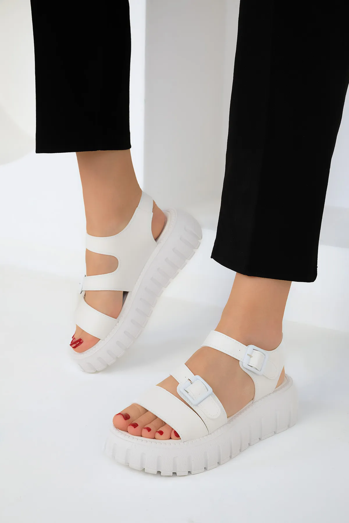 SOHO  Weiße Damensandalen 18107