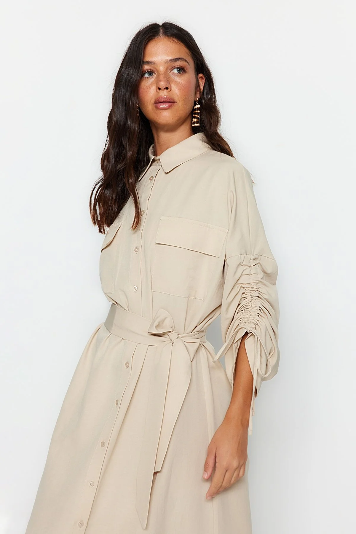 Trendyol Modest  Beigefarbenes Hemdkleid aus gewebter Baumwolle mit Gürtel und verstellbaren Ärmeln, Detail TCTSS23EB00365