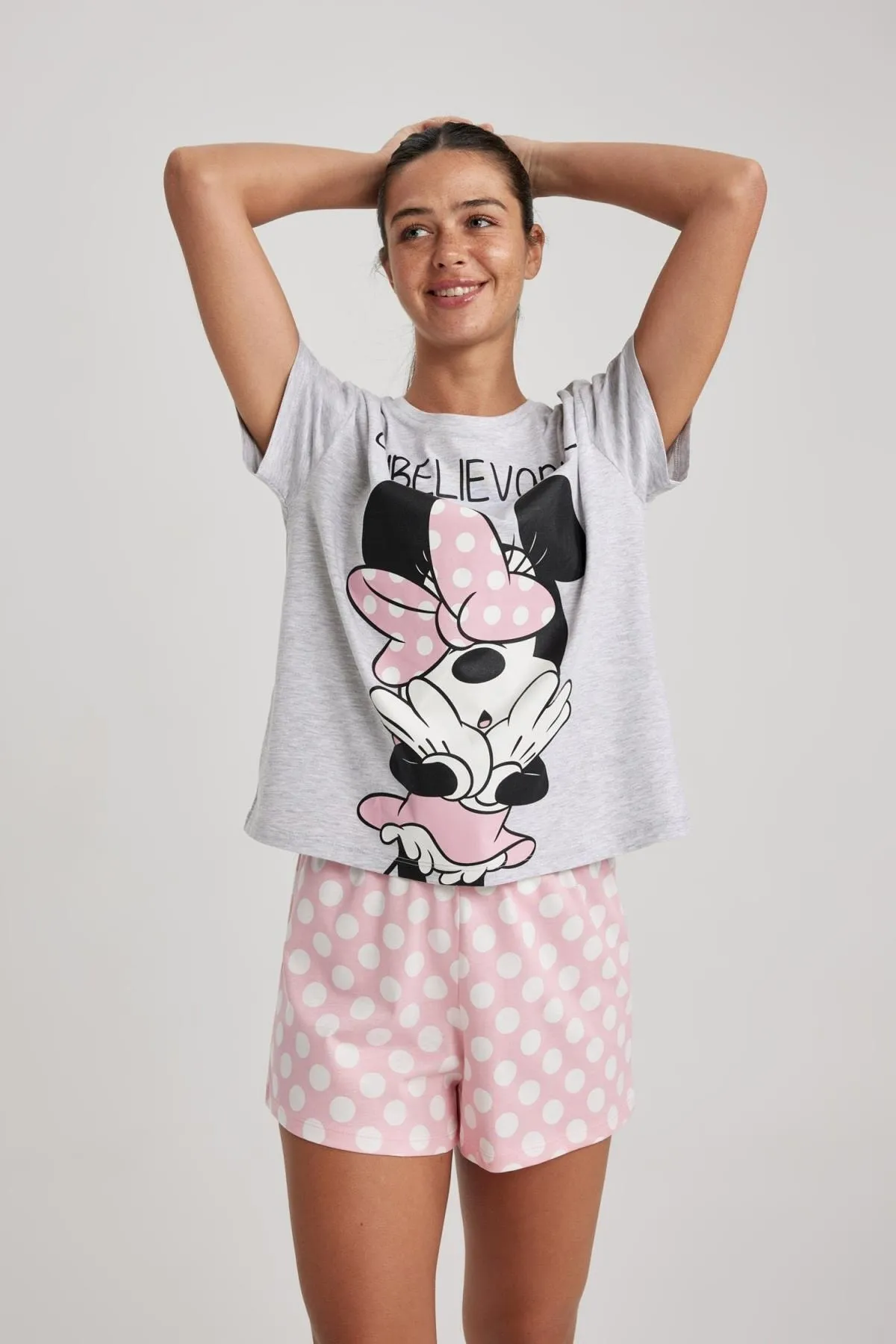 DeFacto  Verliebe dich in Disney Mickey & Minnie Pyjama-Set mit kurzärmligen Shorts A6855ax23hs