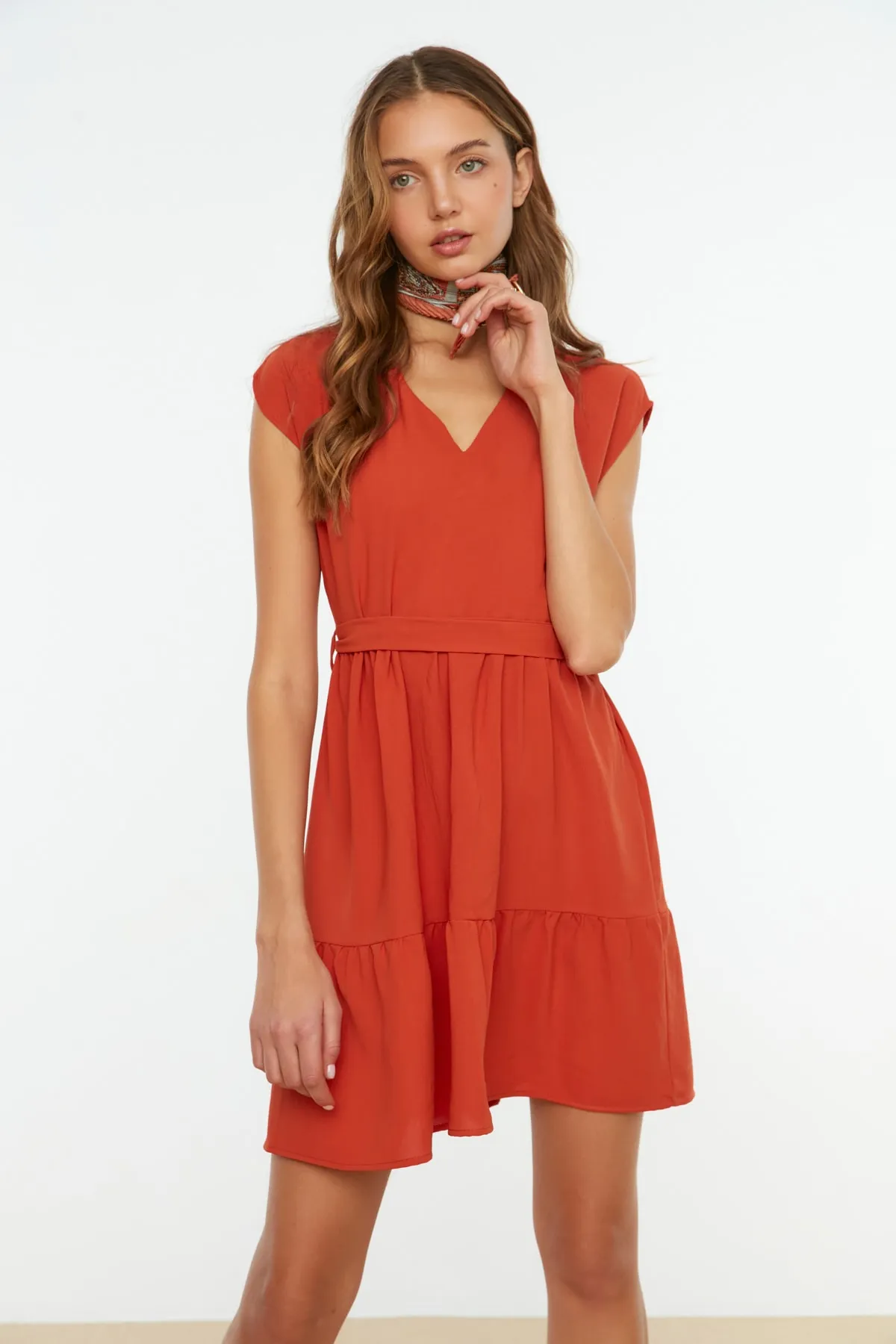 Trendyol Collection  Gefliestes Mini-Webkleid mit Gürtel TWOSS20EL0628