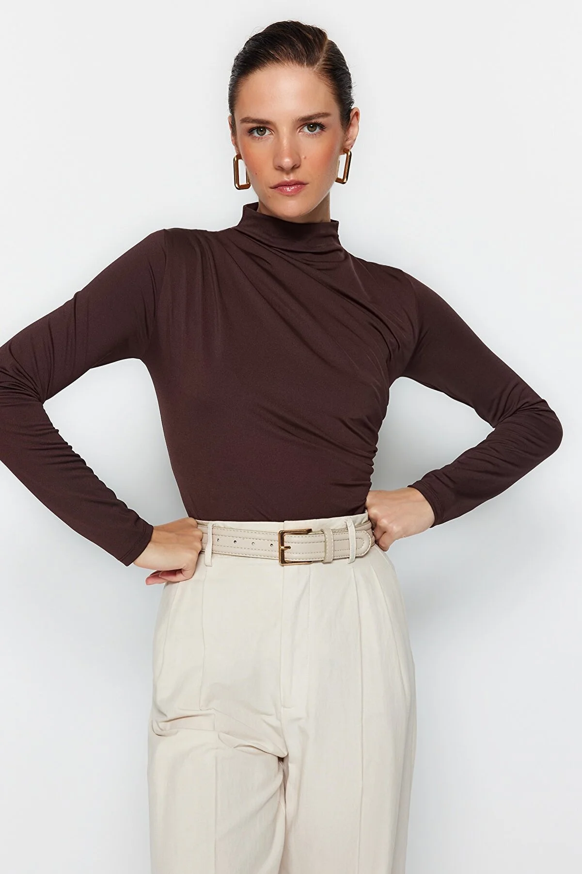 Trendyol Collection  Brauner Stretch-Strickbody mit Stehkragen und Druckknöpfen, gerafftem Detail TWOAW24BD00014