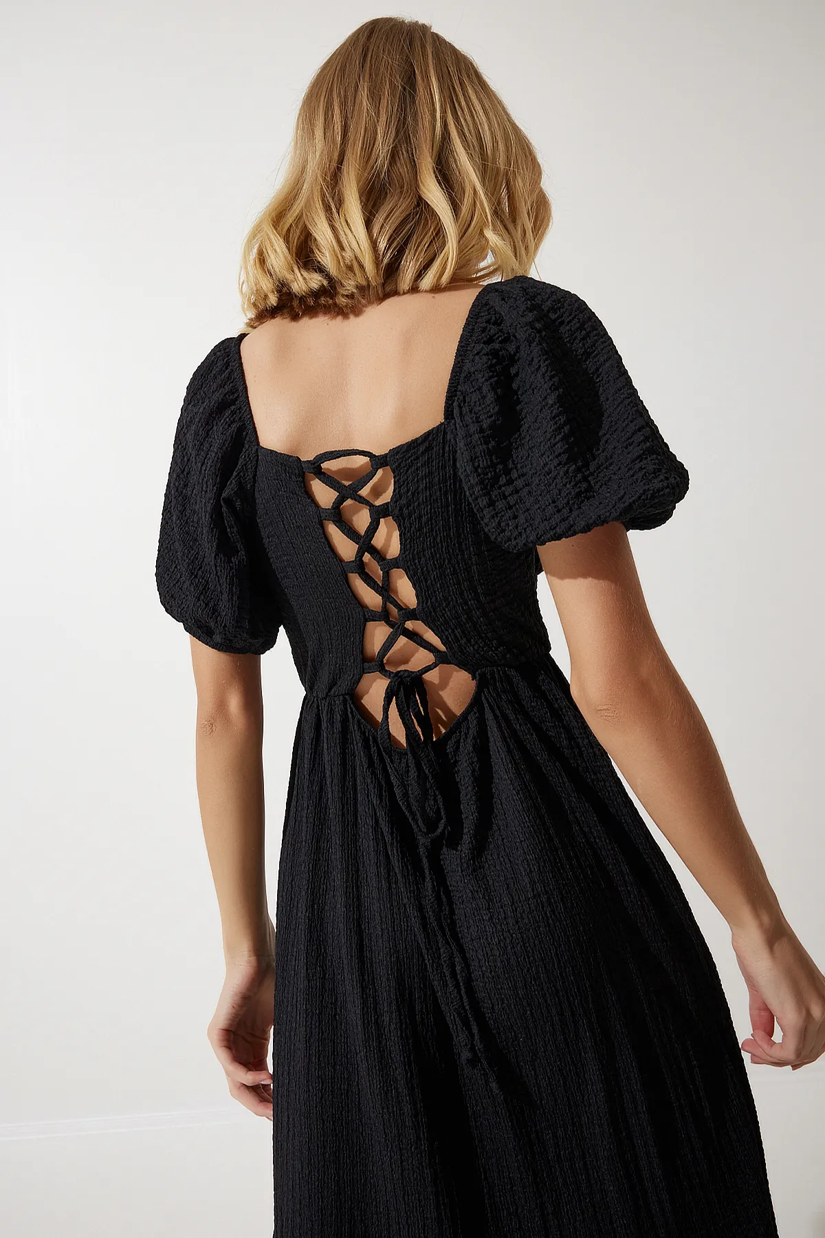 Happiness İstanbul  Schwarzes strukturiertes Sommer-Strickkleid mit Herzkragen für Damen UB00050