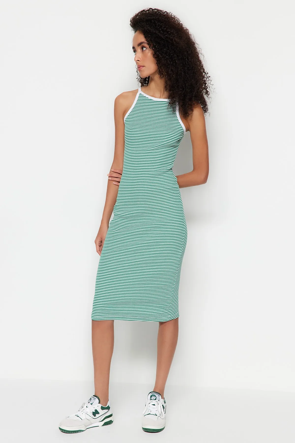 Trendyol Collection  Grün gestreiftes, figurbetontes Neckholder-Midikleid mit geripptem Stretch-Strick TWOSS23EL00356