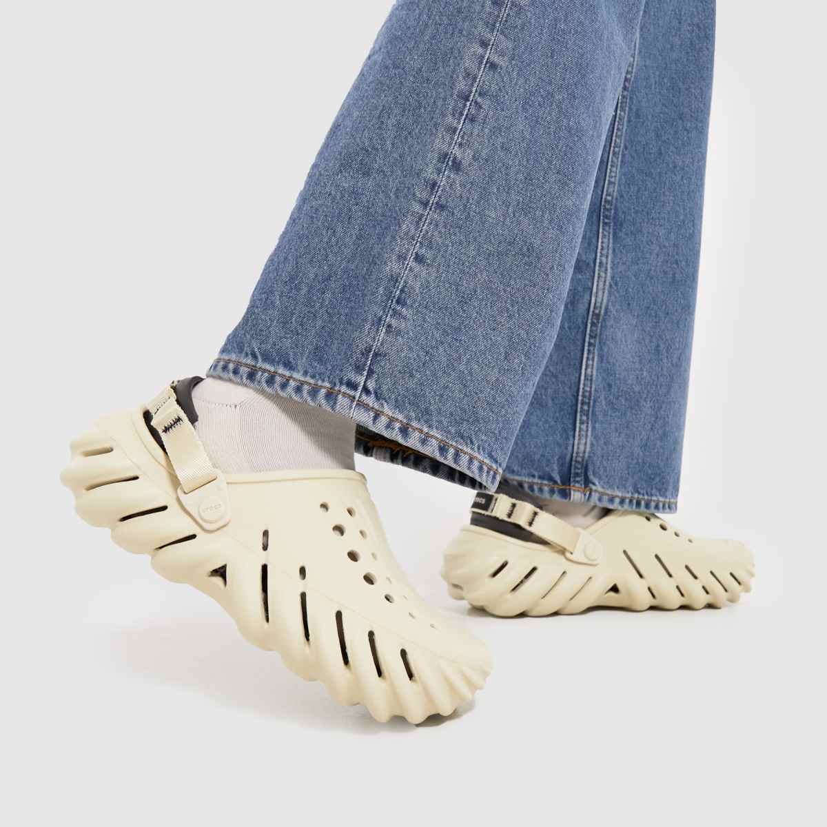 Crocs Echo klumpa szandál natúr színben