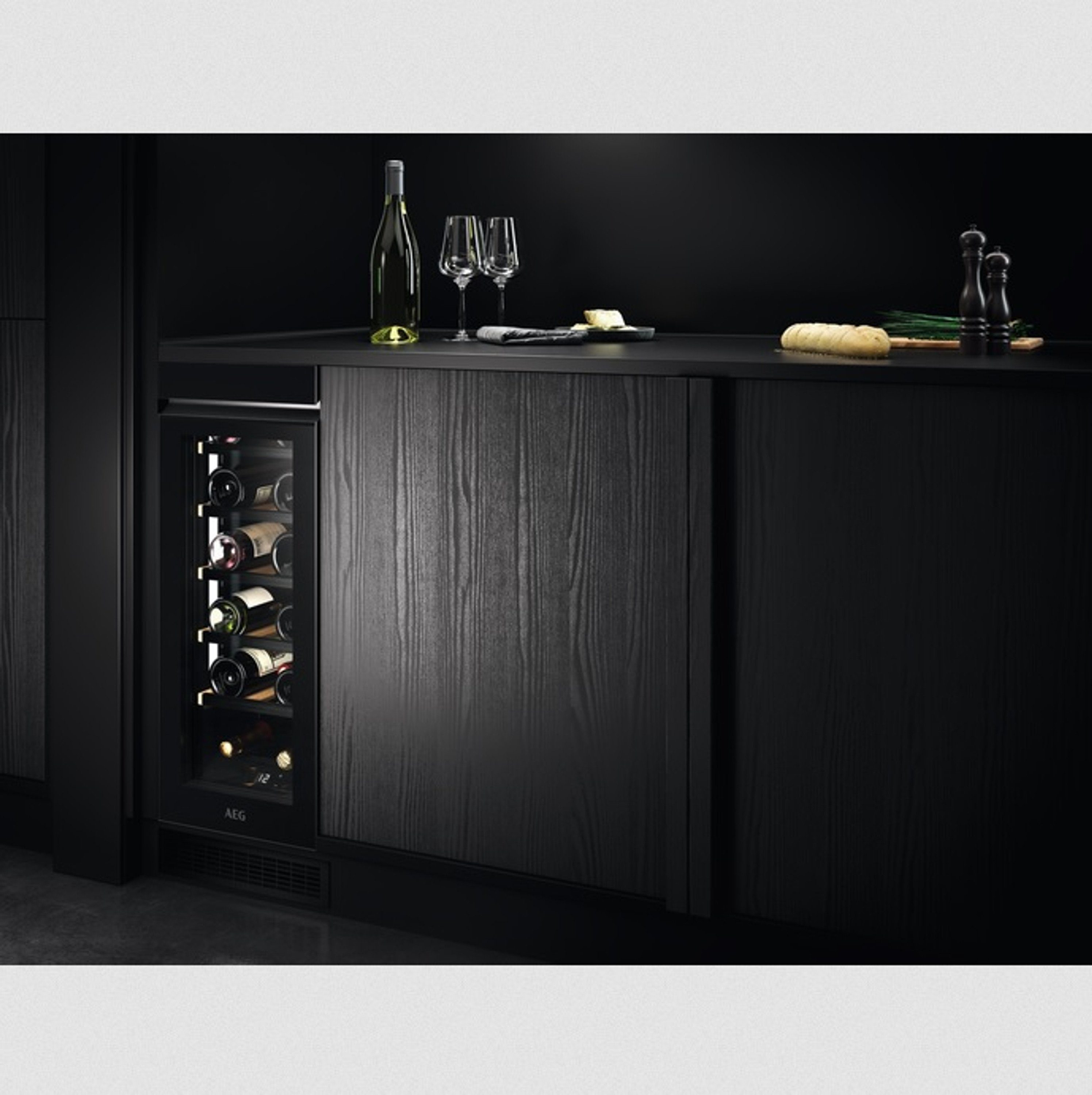 AEG Einbauweinkühlschrank AWUS018B7B, für 18 Standardflaschen á 0,75l,Single-Zone Pro,Cellar Pro 5,Seitliche LED-Beleuchtung