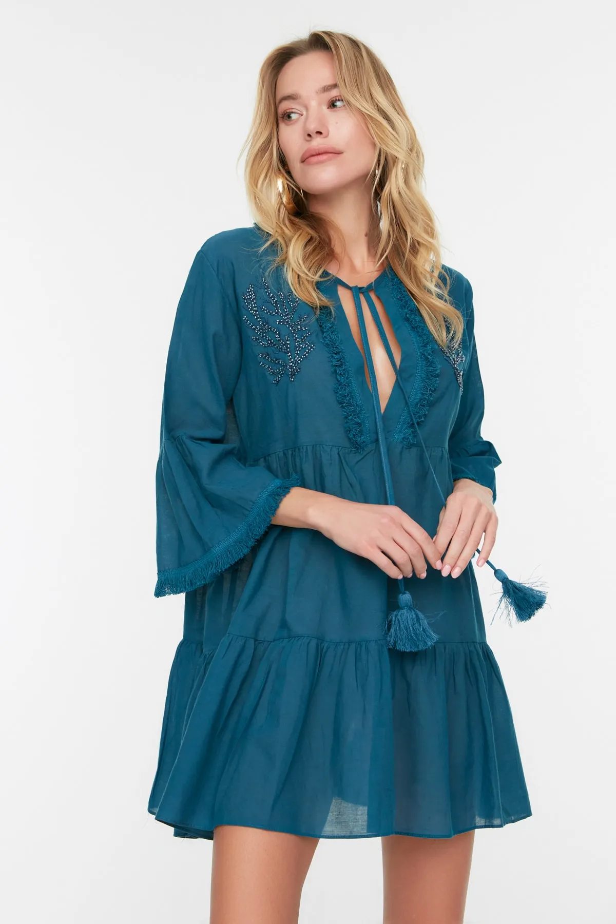 Trendyol Collection  Dunkelblaues, mit Perlen besticktes Voile-Strandkleid TBESS21EL1351