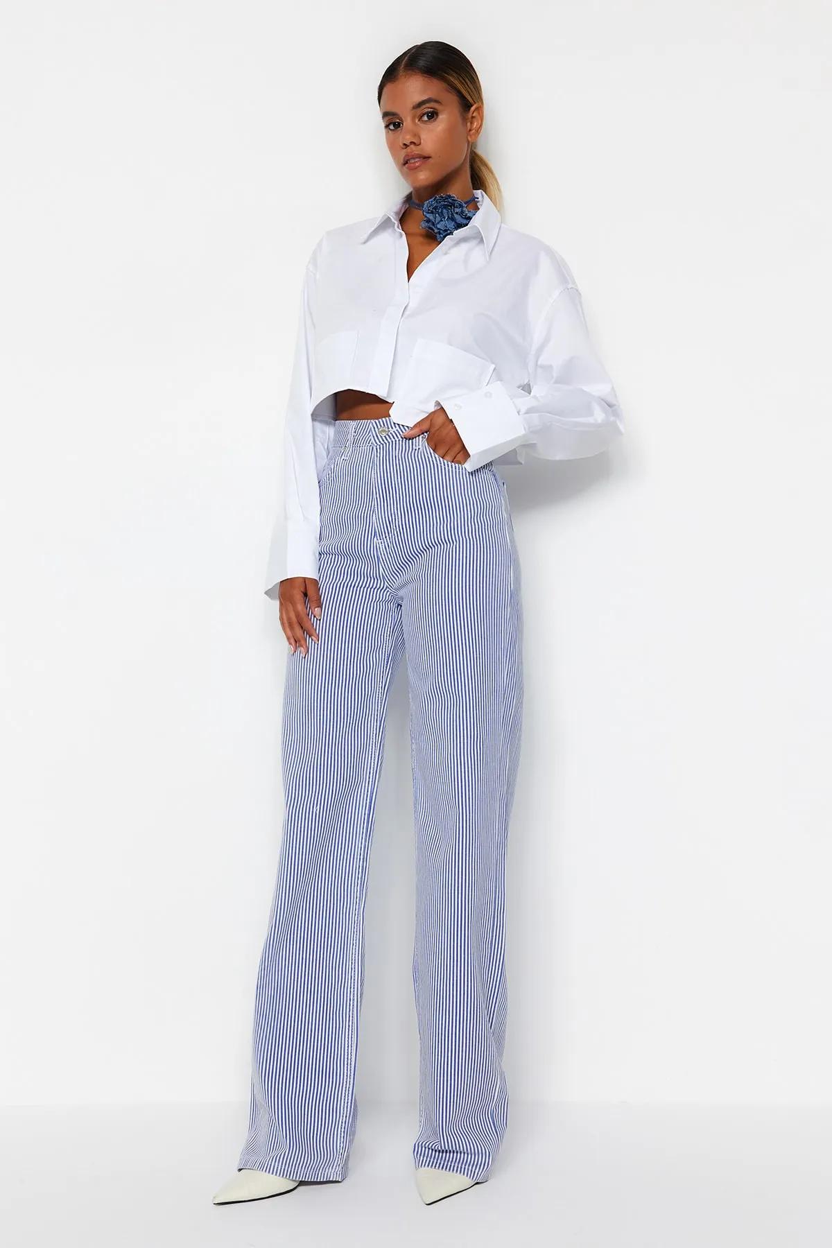 Trendyol Collection  Mehrfarbige, gestreifte Jeans mit hoher Taille und weitem Bein TWOSS23JE00246