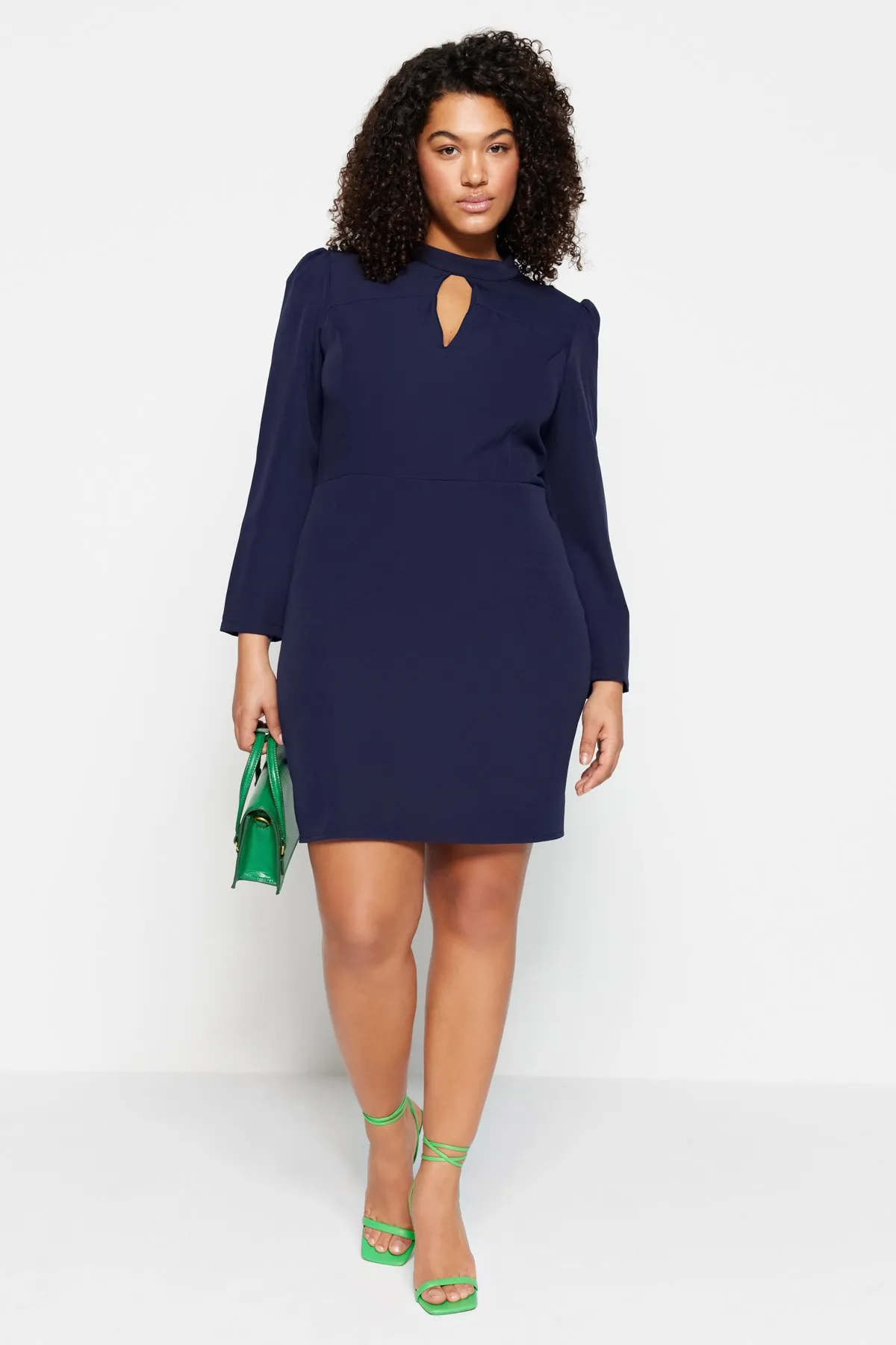 Trendyol Curve  Marineblaues, figurbetontes Minikleid aus Webstoff mit großem Kragen, tiefem Ausschnitt, ungefüttert, langen Ärmeln, TBBAW23AH00040