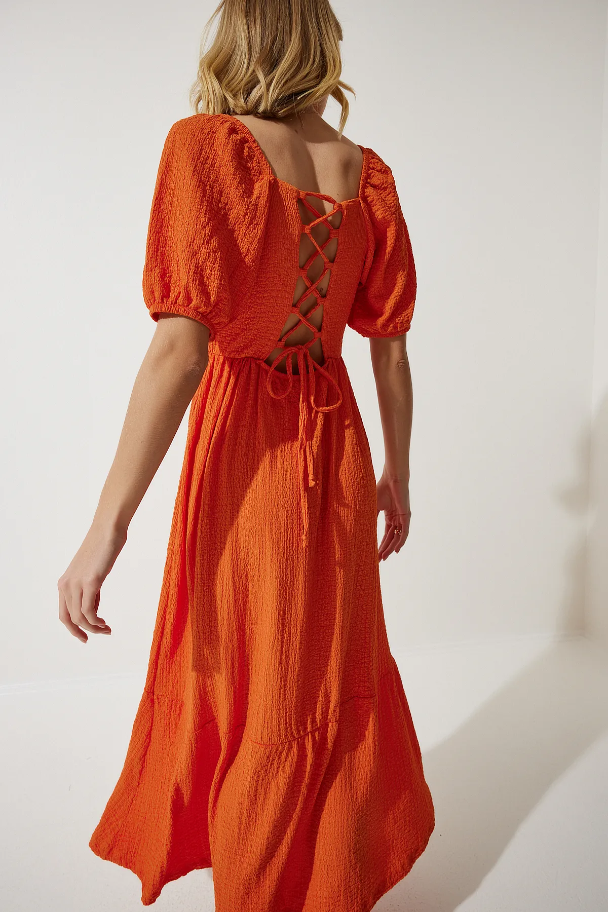Happiness İstanbul  Strukturiertes Sommer-Strickkleid für Damen in Orange mit Herzkragen UB00050