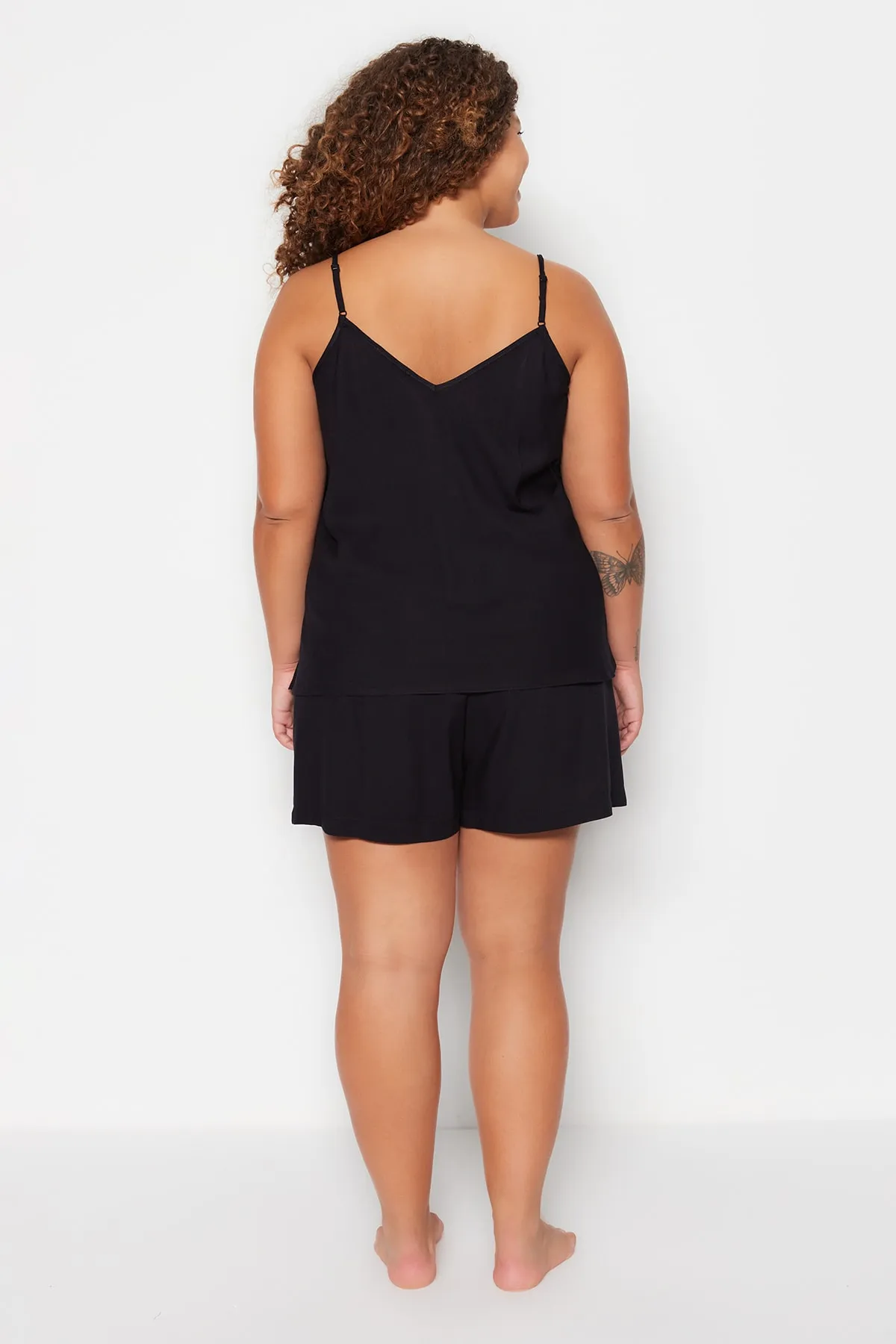 Trendyol Curve  Pyjama-Set aus Viskosegewebe mit schwarzen Trägern TBBSS23AI00021