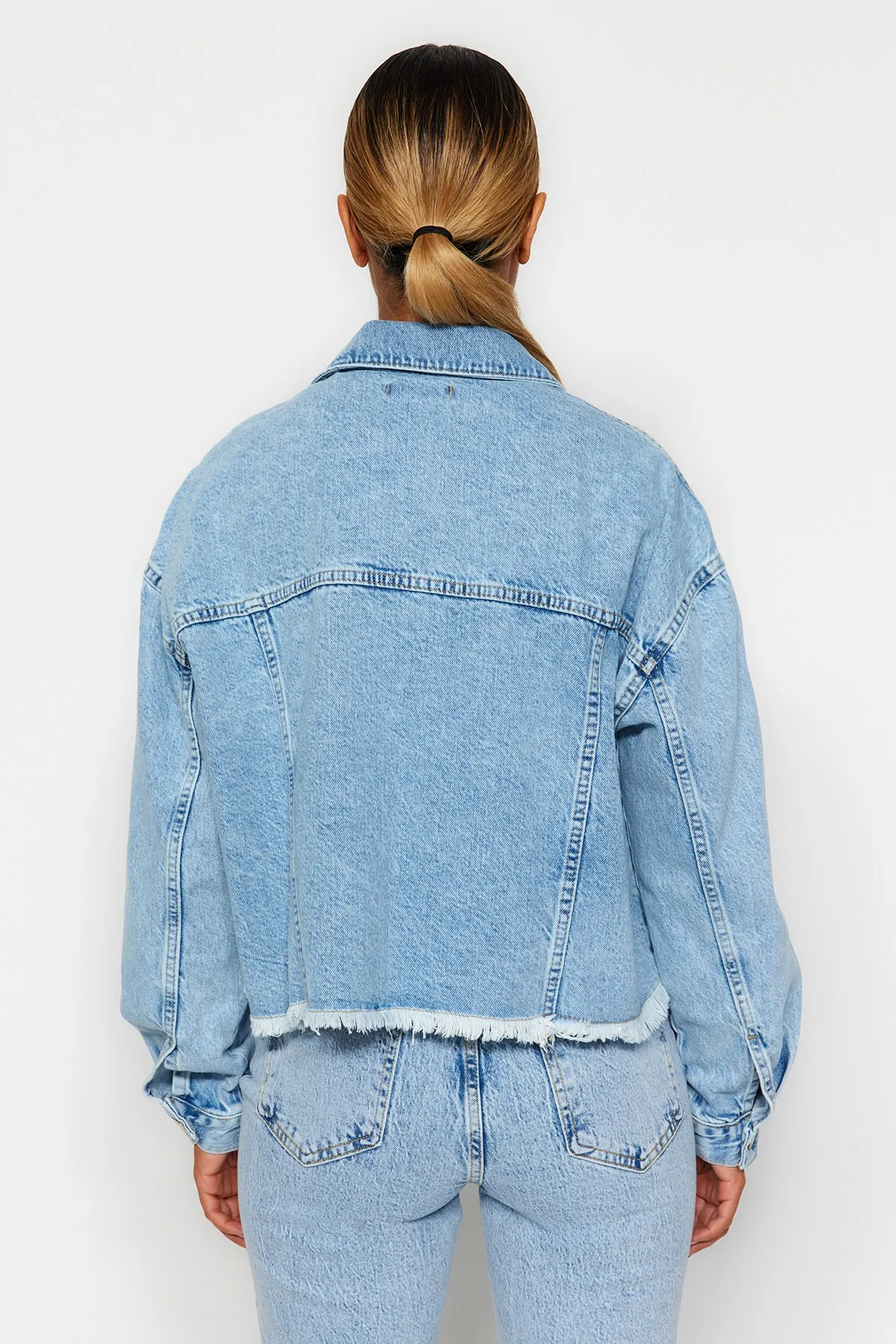 Trendyol Collection  Hellblaue kurze Jeansjacke mit Quasten am Saum TWOSS21CE0046