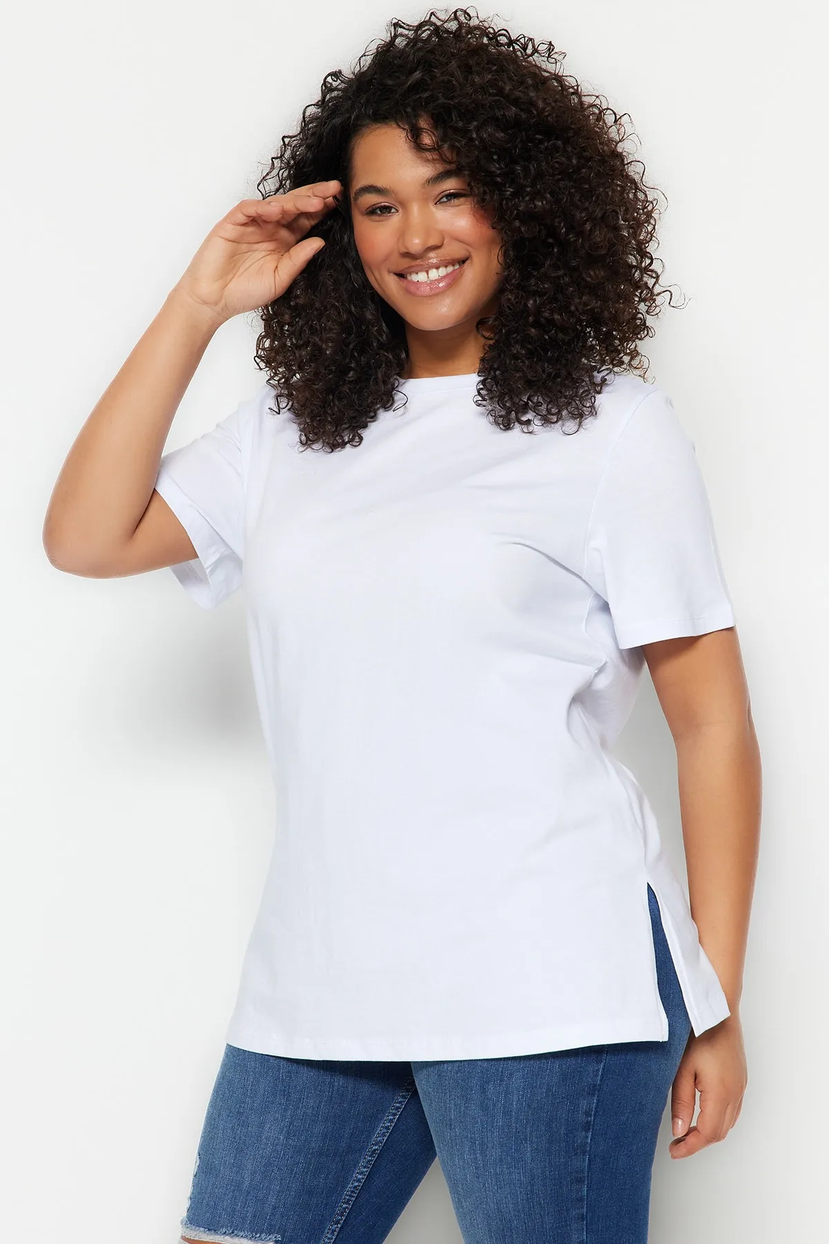 Trendyol Curve  Weißes Boyfriend-Strick-T-Shirt mit Rundhalsausschnitt und Schlitz TBBSS22BF0031