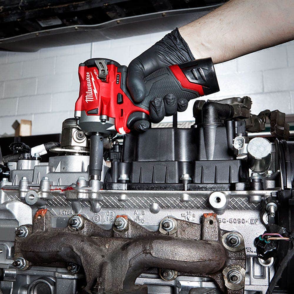 Jogo de Chaves de Impacto Milwaukee 12V FUEL™ 2 x 2.0AH com Haste Curta de 3/8