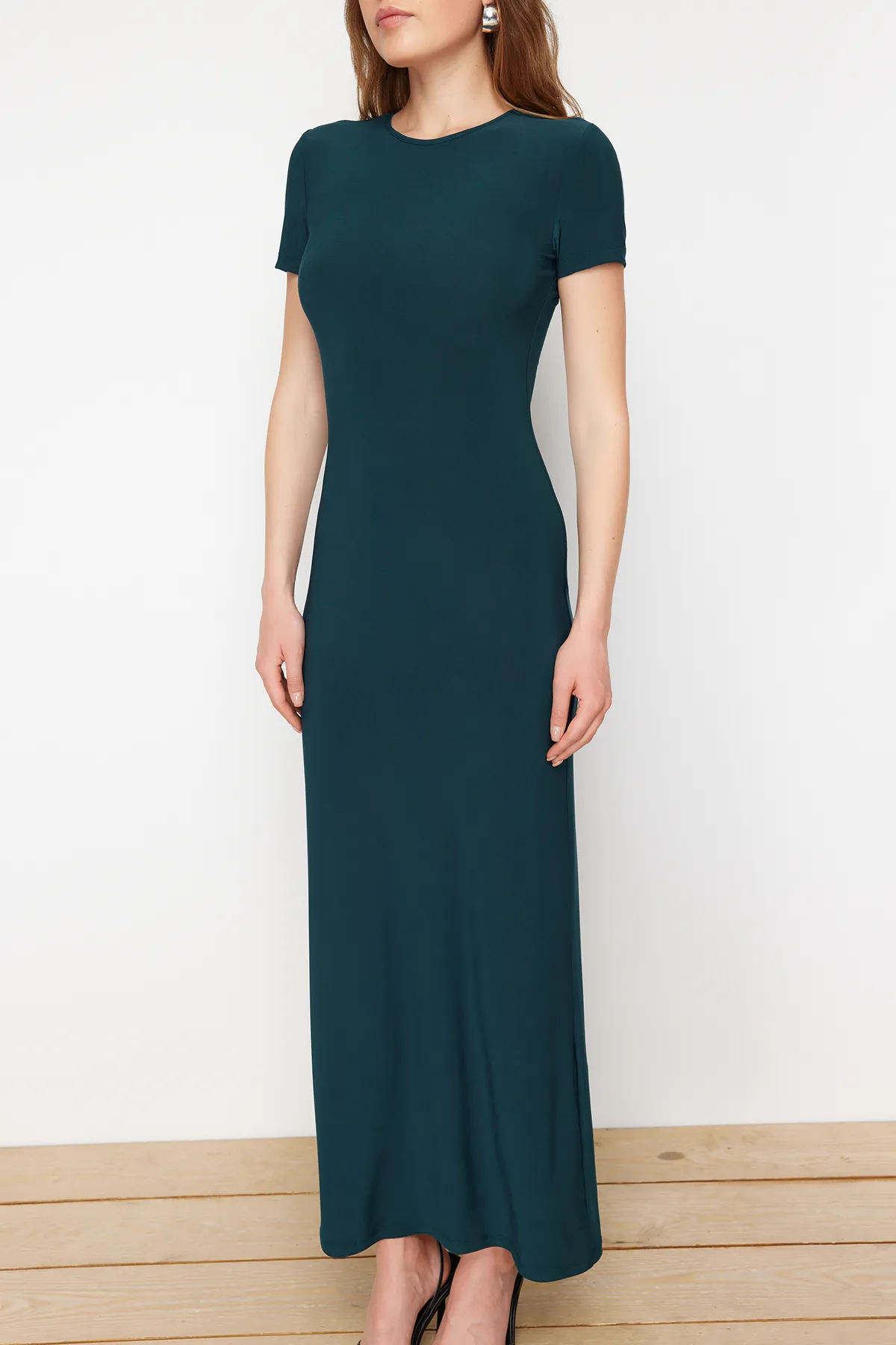 Trendyol Collection  Smaragdgrünes, kurzärmliges, tailliertes Rundhals-Maxi-Bleistiftkleid aus flexiblem Strick TWOSS24EL00097