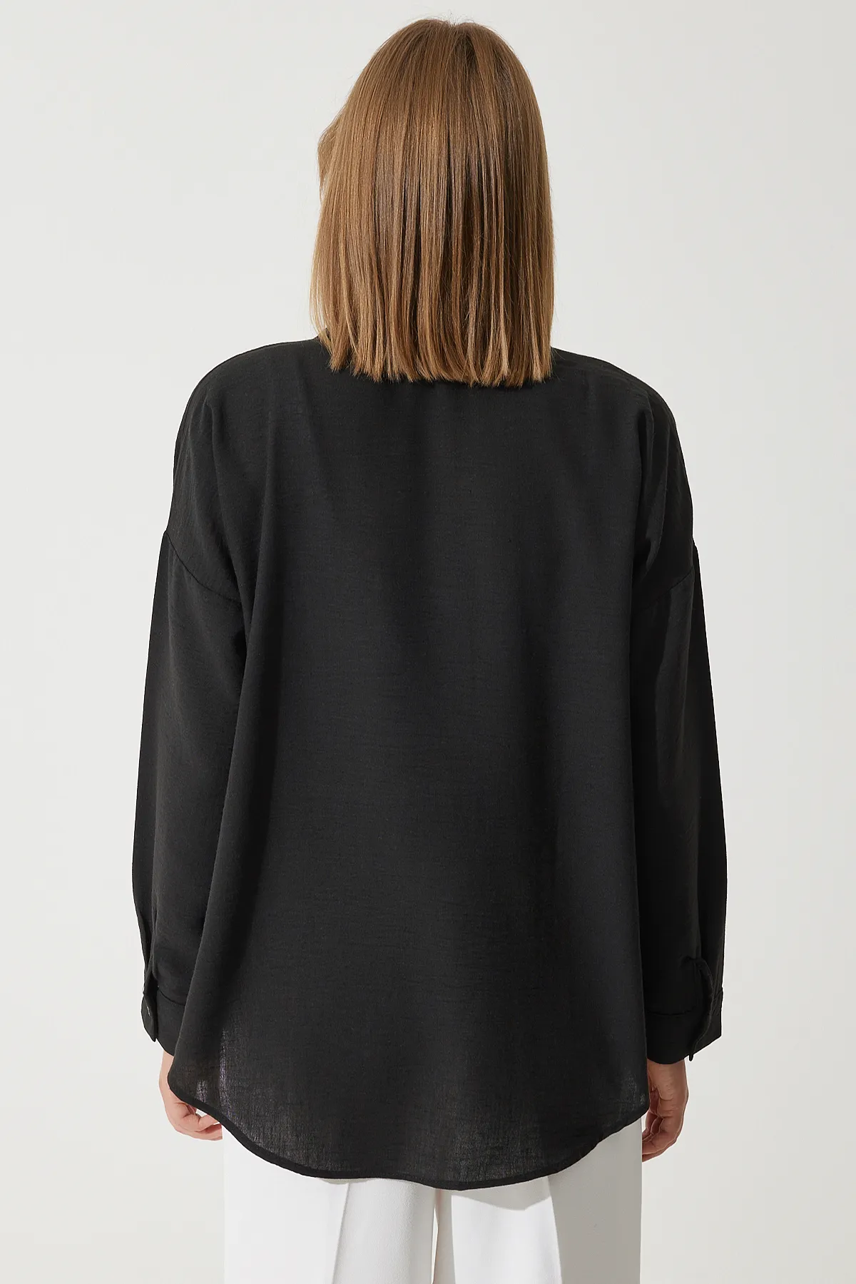 Happiness İstanbul  Schwarzes Oversize-Leinenhemd von Ayrobin für Damen DD01222