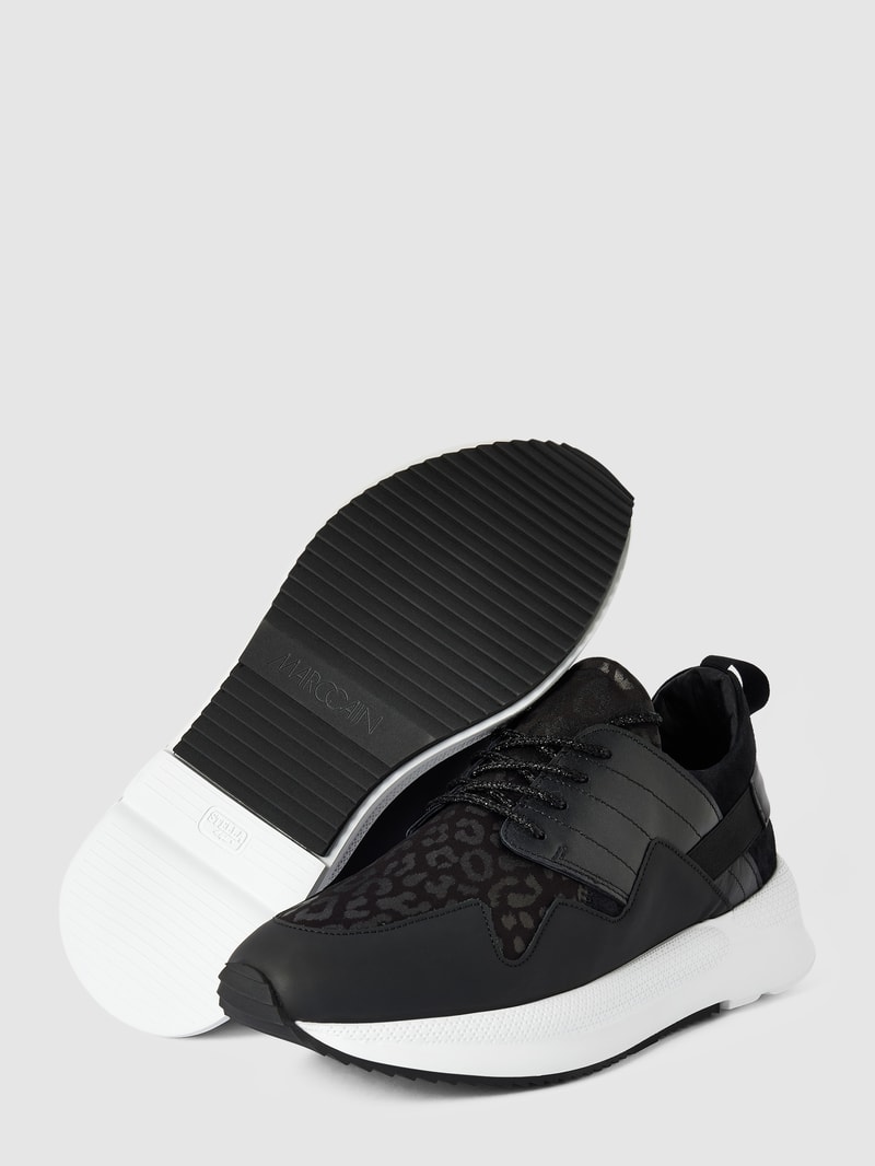 Sneaker mit Label-Detail in schwarz