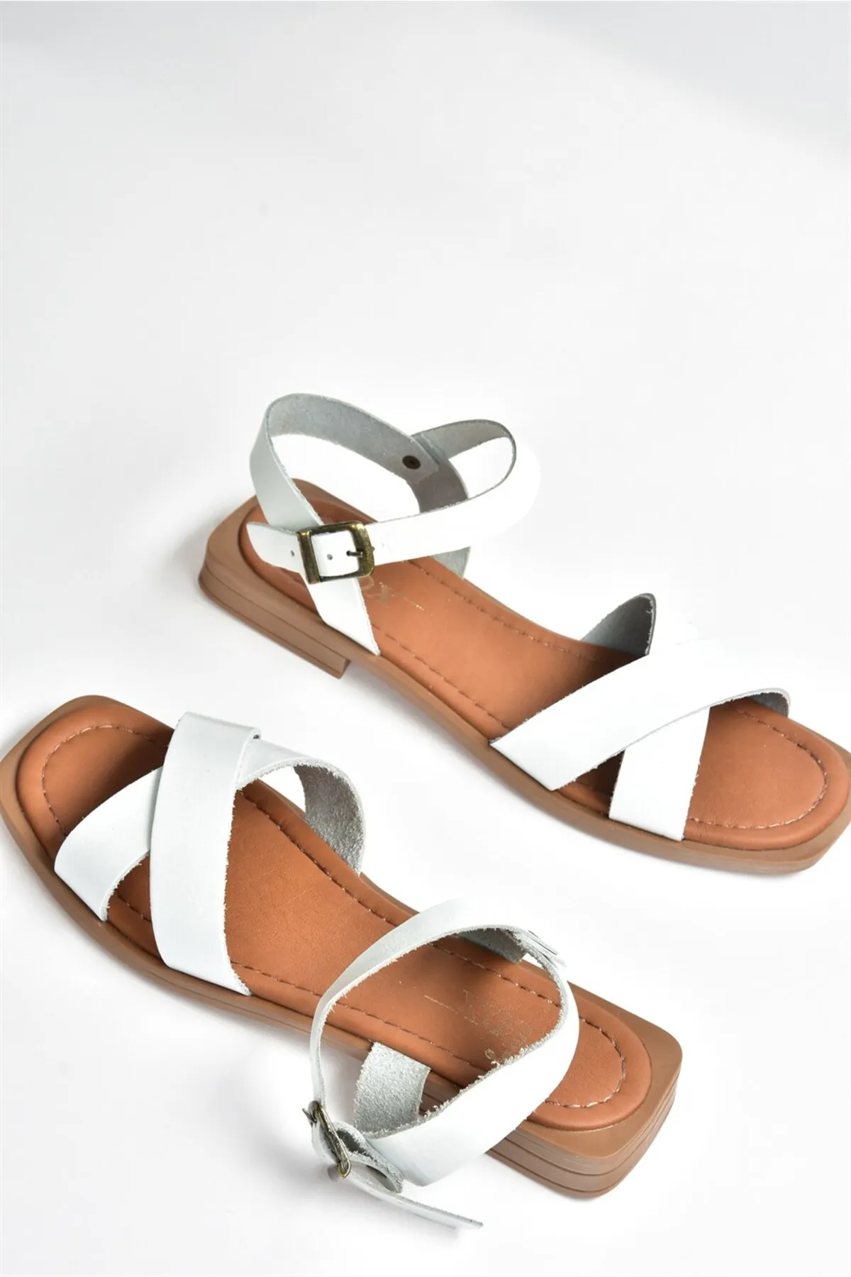 Fox Shoes  Weiße Damen-Sandalen aus echtem Leder mit Kreuzriemen M291041503