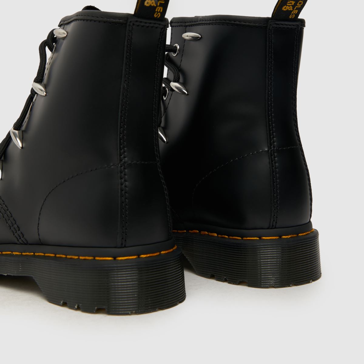 Škornji Dr. Martens 1460 v črni barvi