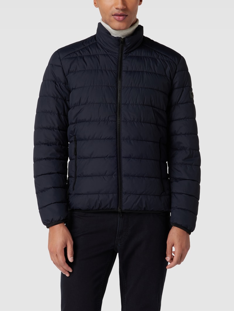 Steppjacke mit Label-Patch in marineblau