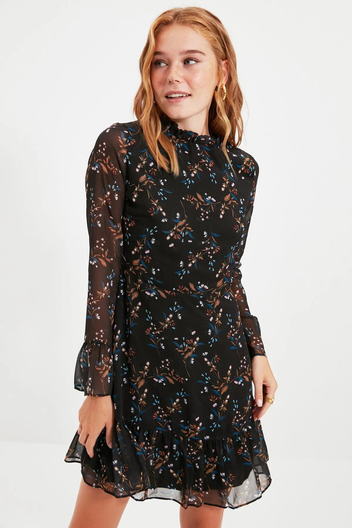 Trendyol Collection  Schwarzes Webkleid mit hohem Kragen TCLAW19LJ0076