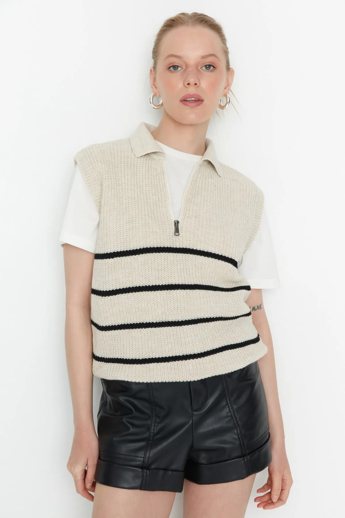 Trendyol Collection  Beigefarbener Strick-Saugnapf mit Reißverschluss und Streifen TWOAW23SV0007