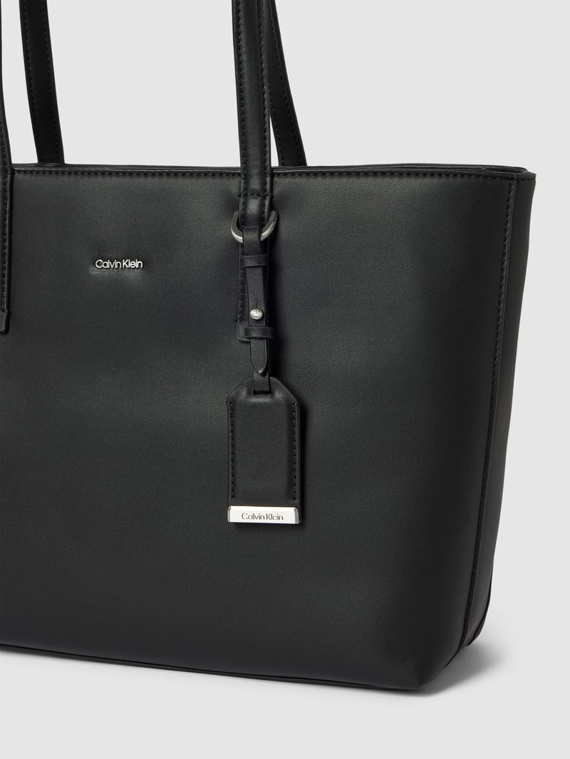 Shopper mit Label-Detail in schwarz