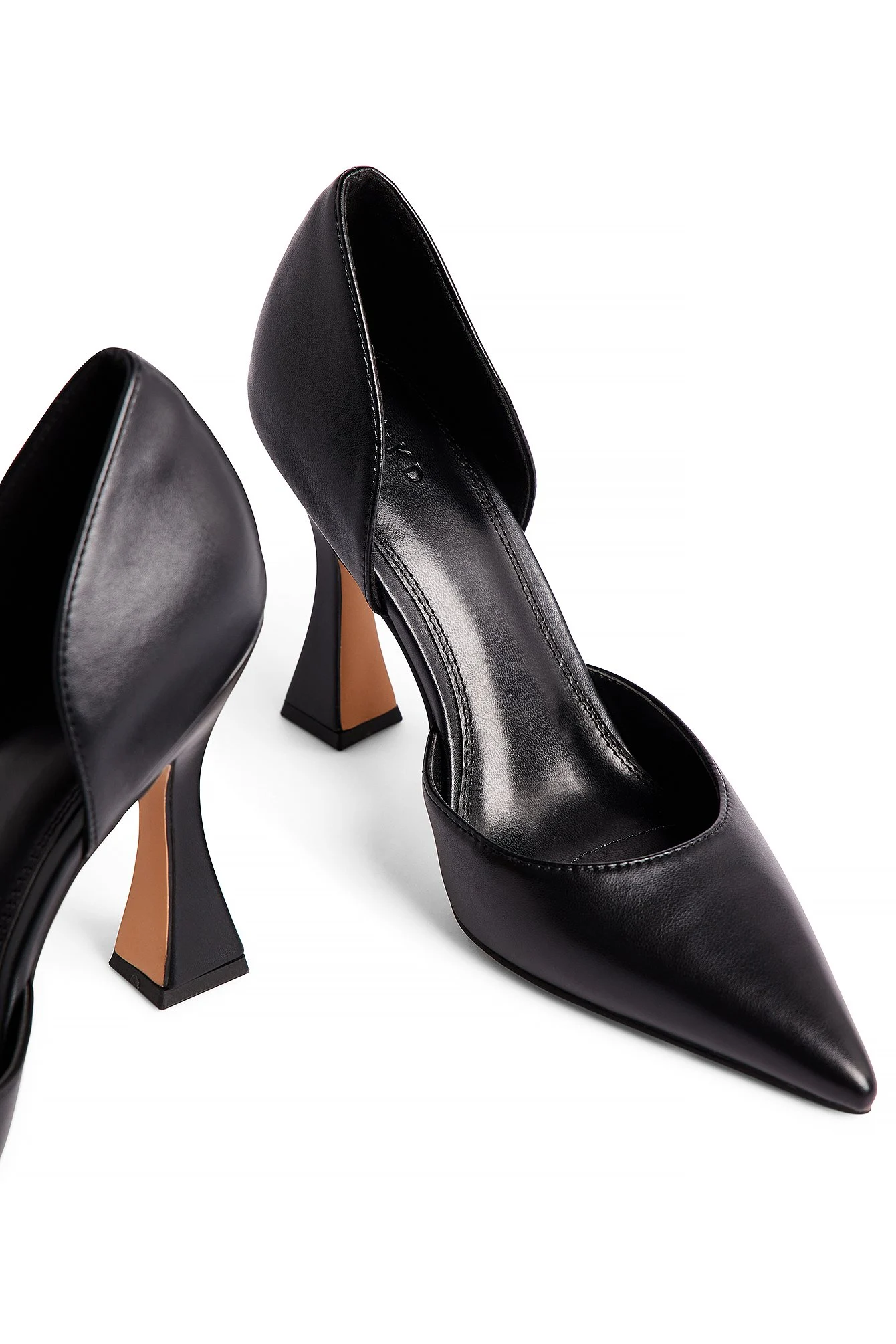 Pumps mit quadratischem Sanduhrabsatz